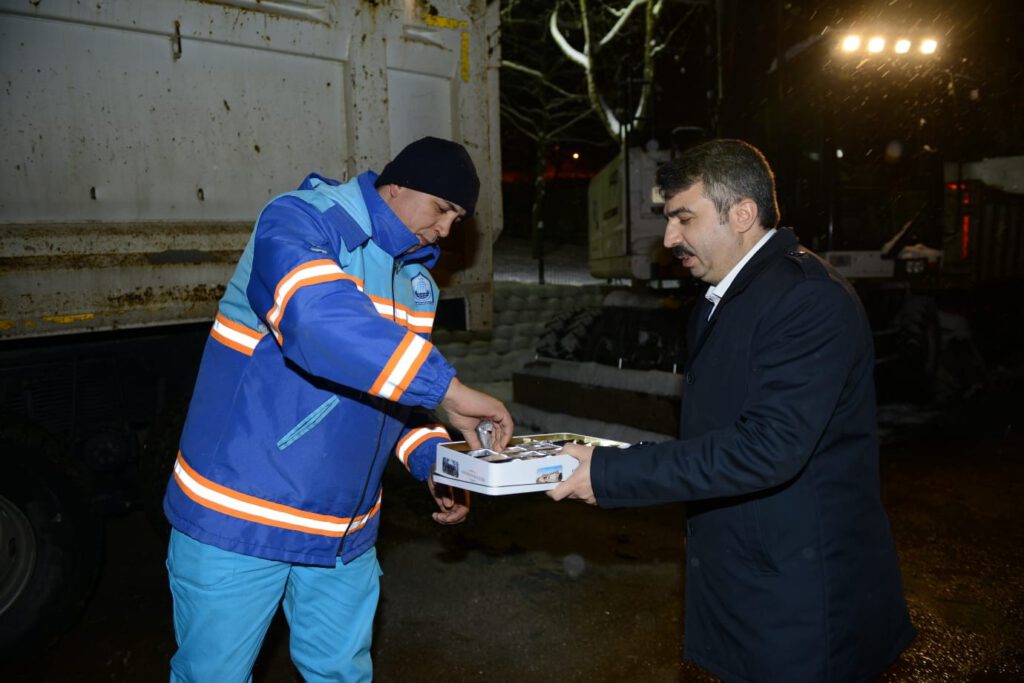 Başkan Yılmaz, kar mesaisi yapan ekibe tatlı ikram etti