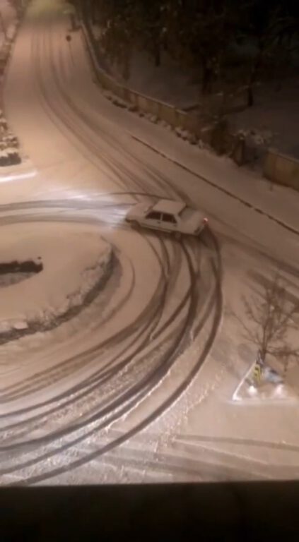 Bursa’da kar yağışı kimini güldürdü, kimini üzdü