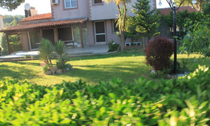Hatay Hassa’da içinde tek katlı konut olan bahçenin 1/2 hissesi satılıktır