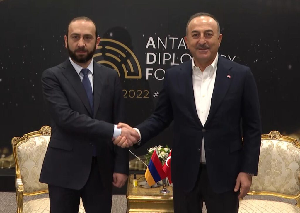 Bakan Çavuşoğlu Ermeni mevkidaşıyla görüştü