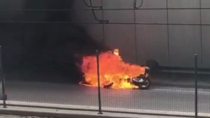 Bursa’da seyir halindeki kurye motosikleti alev alev yandı