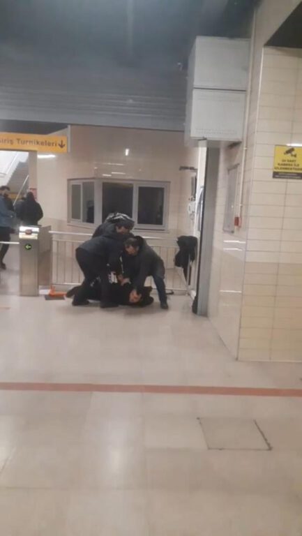 Alkollü şahıs güvenlik görevlilerini çileden çıkardı