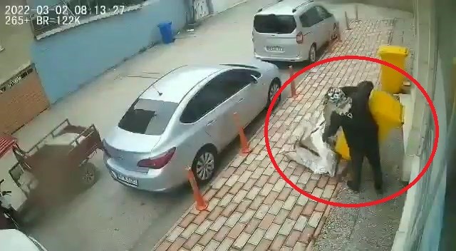 Çöp kovasını çek çek arabayla çaldılar
