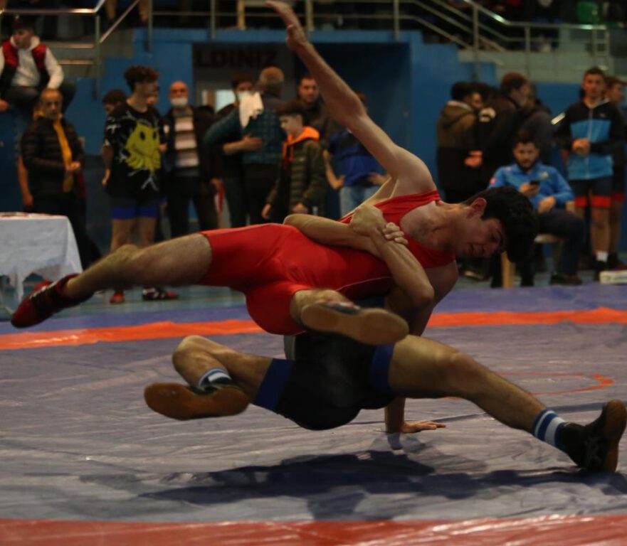 Bursalı güreşçiler madalyaları topladı