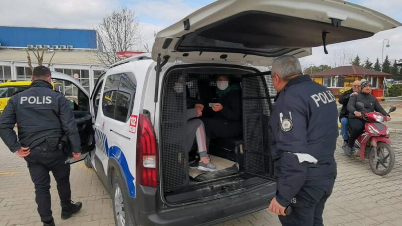 Evine giren hırsızları takip edip polise teslim etti