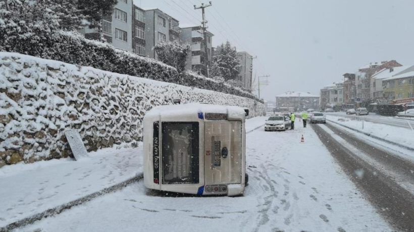Bursa’da işçi servisi devrildi
