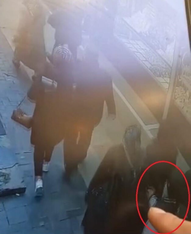 Kapalıçarşı’da pes dedirten cep telefon hırsızlığı anbean kameralarda