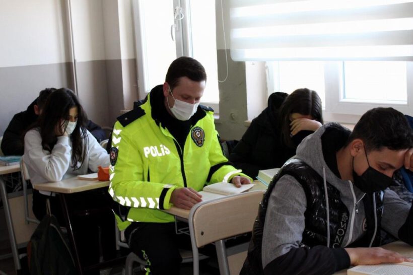 Bursalı polisler okul sıralarına geri döndü