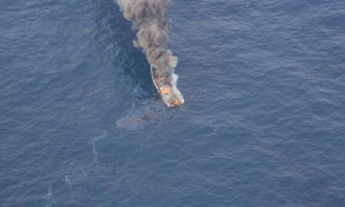 Japonya’da yanan tekneden zor kurtuldular