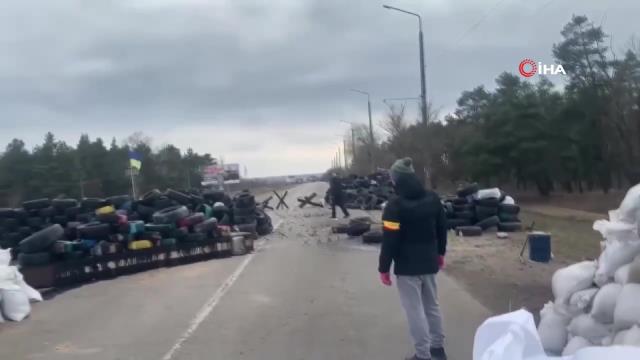 Ukrayna’da siviller anayolları kapatıyor