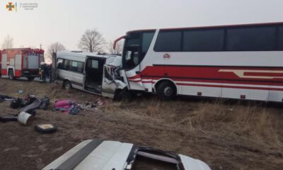 Ukrayna’da tahliye araçları çarpıştı