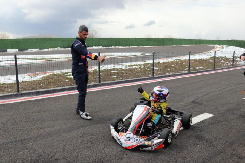 Yaşıtları oyuncakla oynarken o pistin tozunu attırıyor