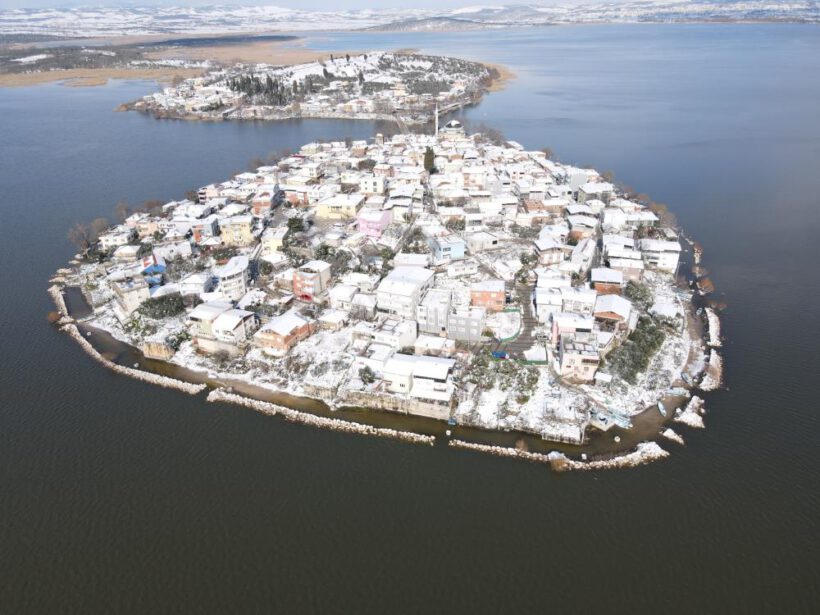 Bursa’nın Küçük Venedik’i Gölyazı beyaza büründü