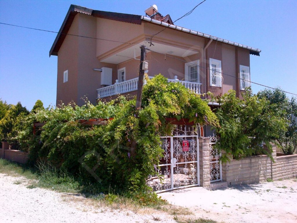 Bursa Karacabey’de 1.074 m² arsa üzerindeki iki katlı köy evi satılıktır