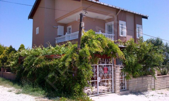 Bursa Karacabey’de 1.074 m² arsa üzerindeki iki katlı köy evi satılıktır