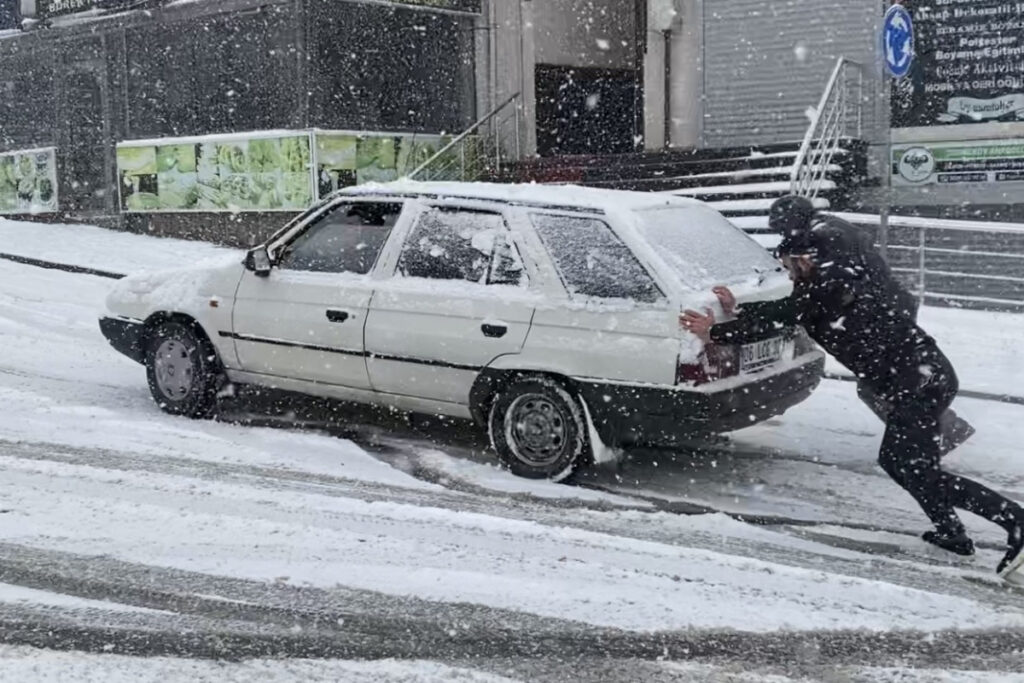 İstanbul’da beyaza bürünen caddelerde sürücüler zor anlar yaşadı