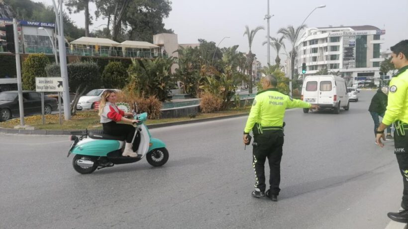 Polislere kasksız yakalanan kadından ilginç savunma