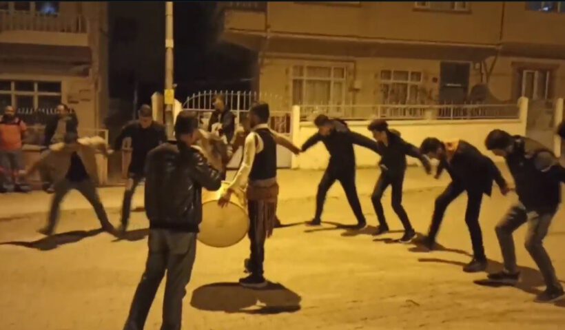 Ramazan davulcusuna sürpriz yapıp, sahur vakti halay çektiler