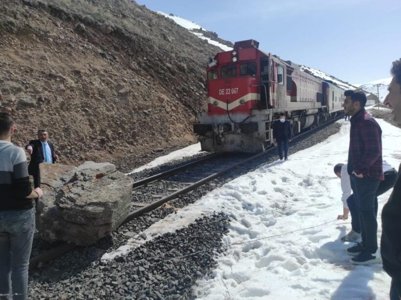 Doğu Ekspresine kaya engeli