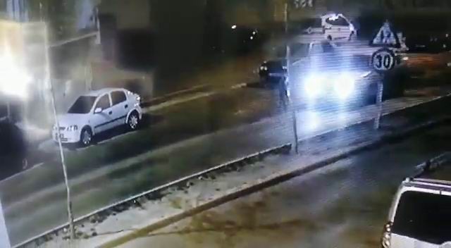 Köpek havlamasından korktu, kaçarken araba çarptı