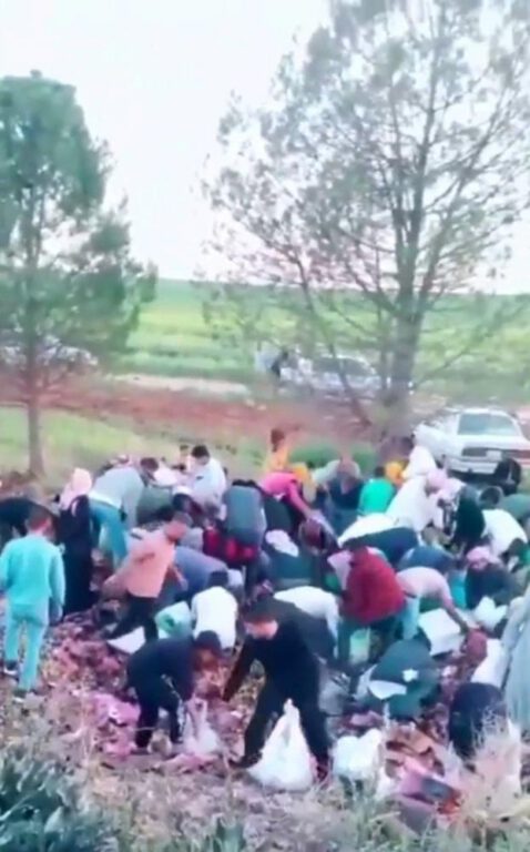 Devrilen tırdaki bayram şekerleri ile çikolatalar yağmalandı