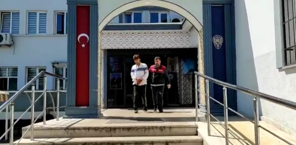 Firari hırsızlar yakayı ele verdi