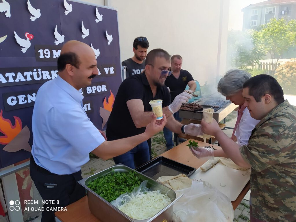 Fenomen ciğerciden öğrencilere özel ziyafet