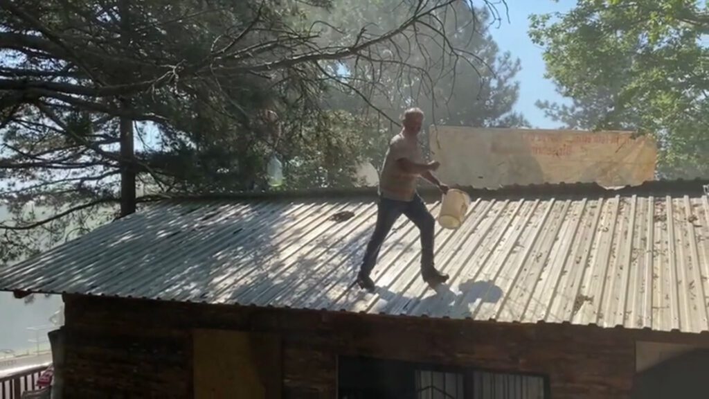 Benzin bidonuyla çatıya çıktı