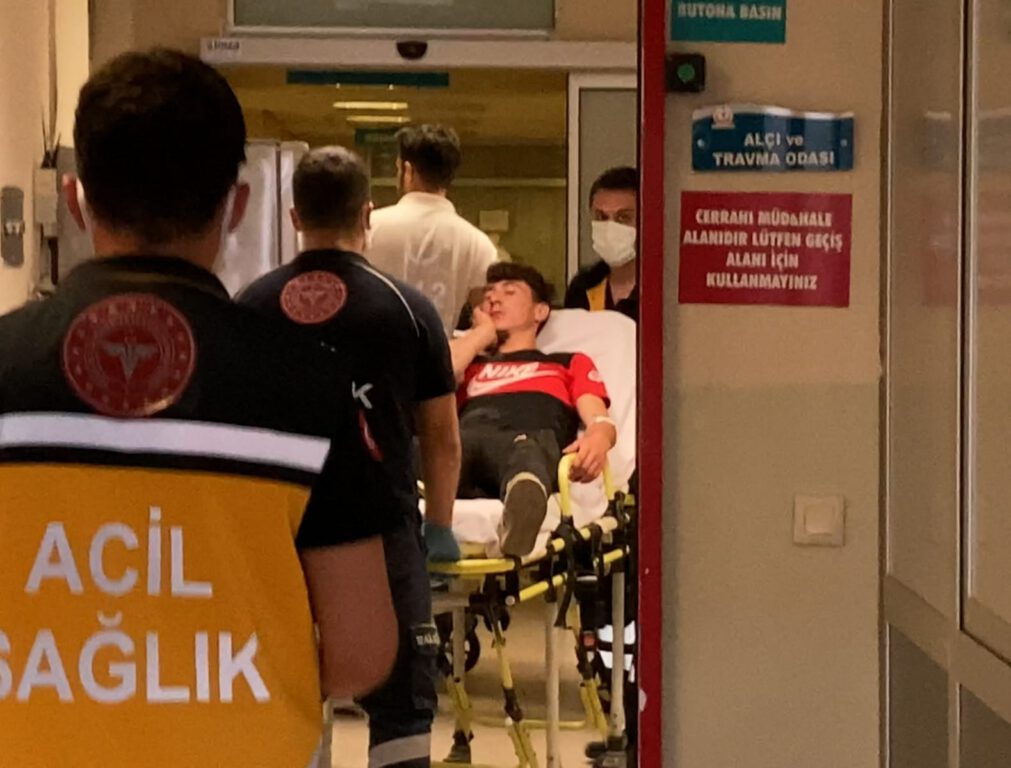 Selfie çekerken motosikletle duvara çarpıp kanala düştüler