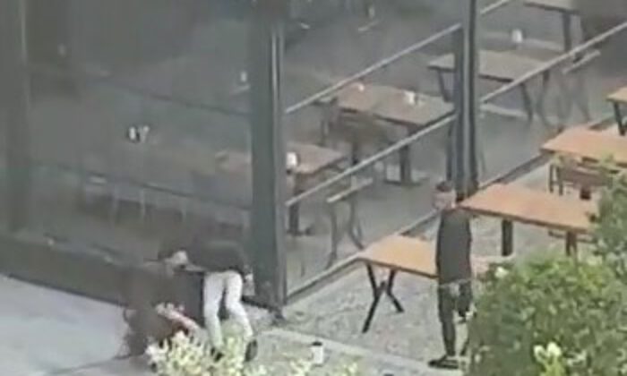 Bursa‘da alkollü genç, kız arkadaşını sokak ortasında darp etti