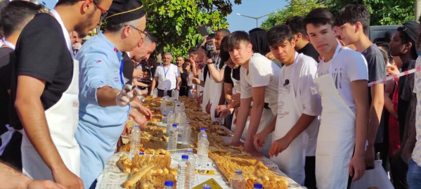 3 bin lira ödülü kazanabilmek için metrelerce börek yediler