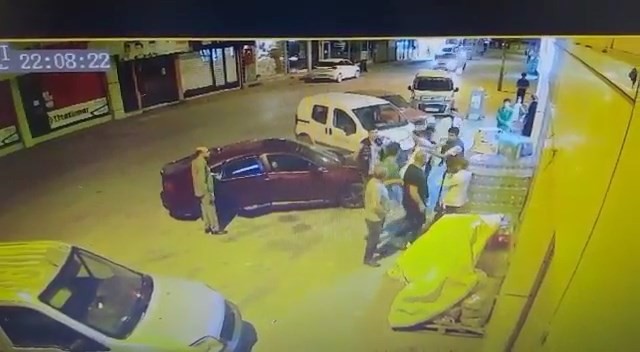 Market kapısında tekmeli yumruklu kavga kamerada