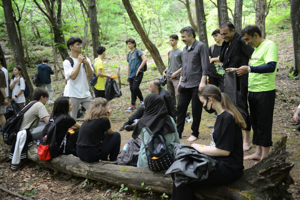 Başkan Yılmaz gençlerle doğa yürüyüşüne çıktı