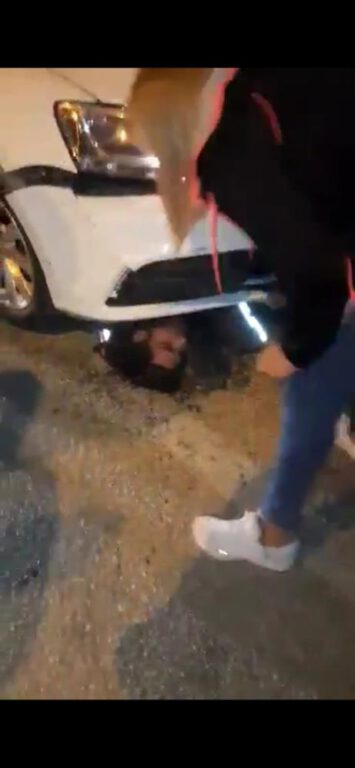 Bursa’da motosikletli kuryenin otomobilin altında can pazarı…