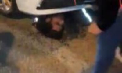 Bursa’da motosikletli kuryenin otomobilin altında can pazarı…
