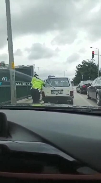 Bursa’da trafik polisinden takdir toplayan hareket