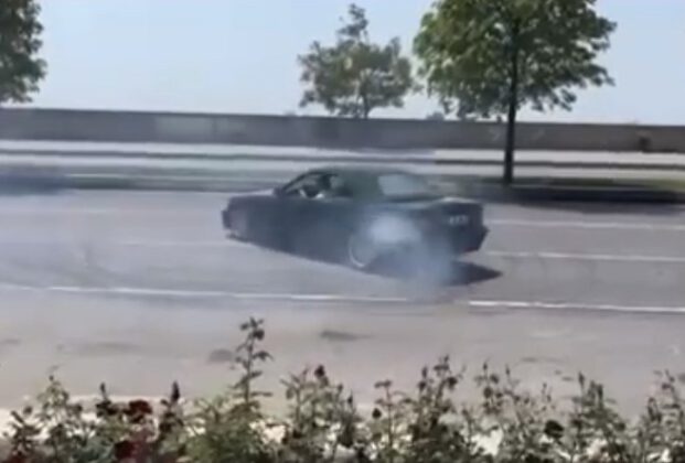 Düğün konvoyunun önünü kesip drift yaptı