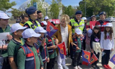 Emel Sayın yayalar için güvenli trafik etkinliğine katıldı
