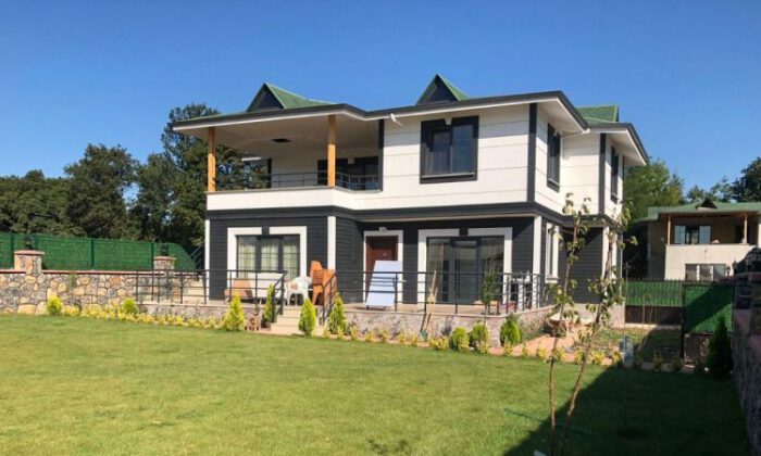 Bursa Mudanya’da 331 m² arsa üzerindeki bahçeli tripleks mesken satılıktır