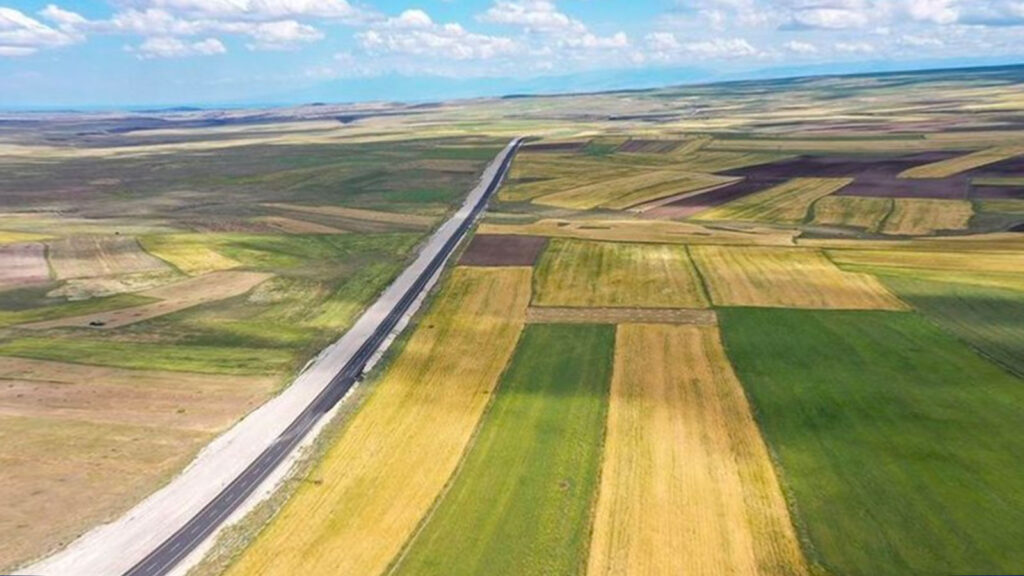 Bursa Karacabey’de 7.600 m² tarla satılıktır