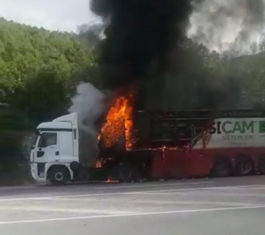 Cam yüklü tır cayır cayır yandı