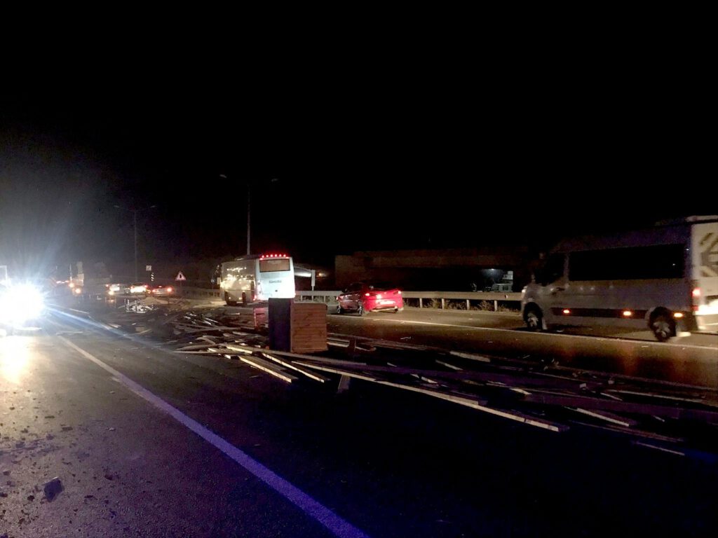 Ambulans kamyon kasasından dökülen kerestelere çarptı