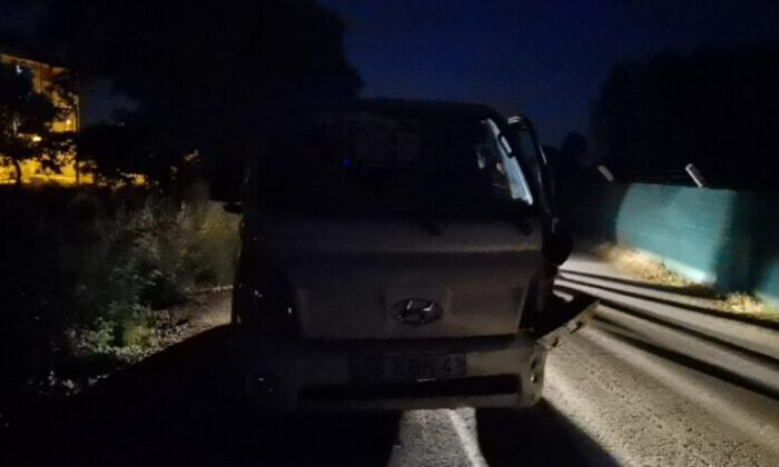 Otomobil ile kamyonet çarpıştı