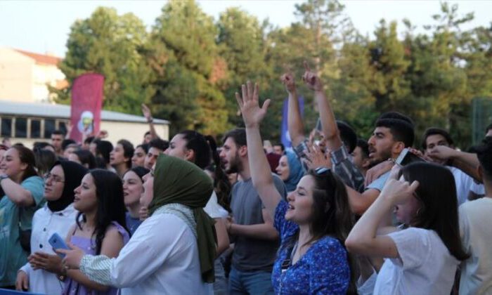 İnegöl’de üniversite öğrencileri Anıl Can ile coştu