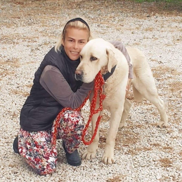 Kaybettiği köpeğini kulübesinin başında bekliyor