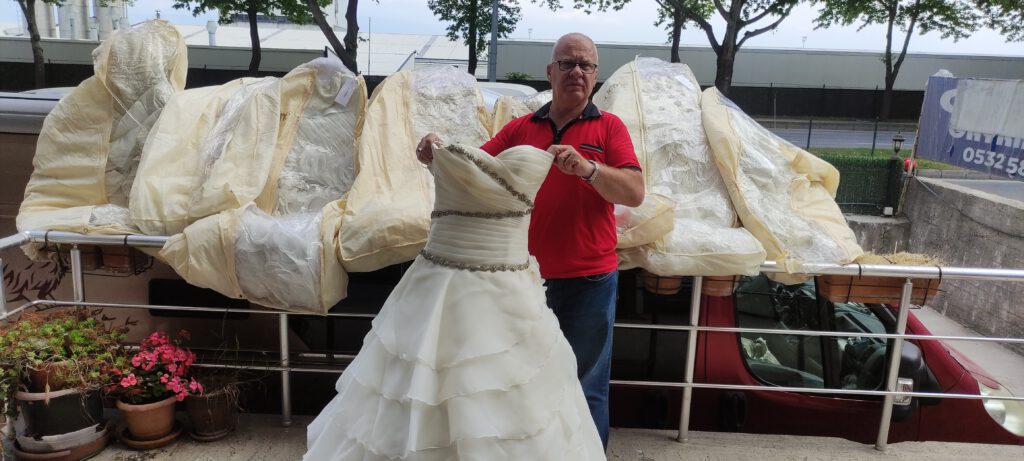 Askıda gelinlikler sahiplerini bekliyor