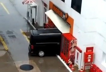 Direksiyon başında kalp krizi geçiren sürücünün benzinliğe daldığı o anlar kamerada