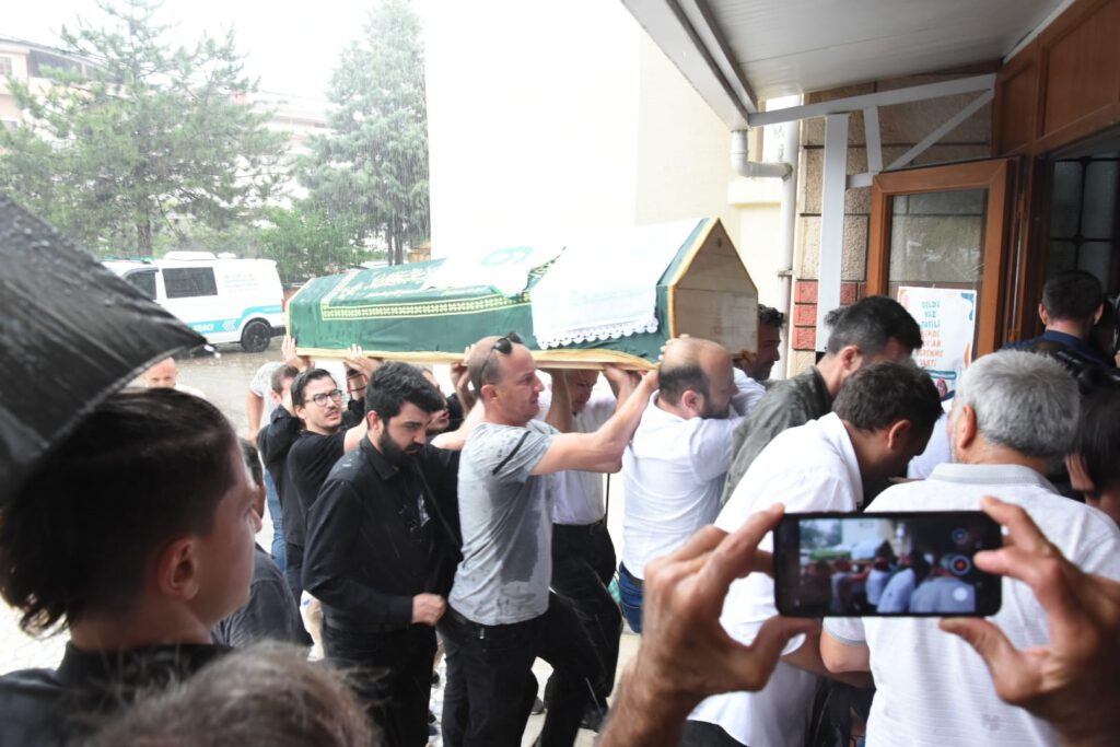 İtalya’daki helikopter kazasında hayatını kaybeden Arif Cez son yolculuğuna uğurlandı