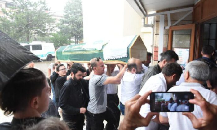 İtalya’daki helikopter kazasında hayatını kaybeden Arif Cez son yolculuğuna uğurlandı