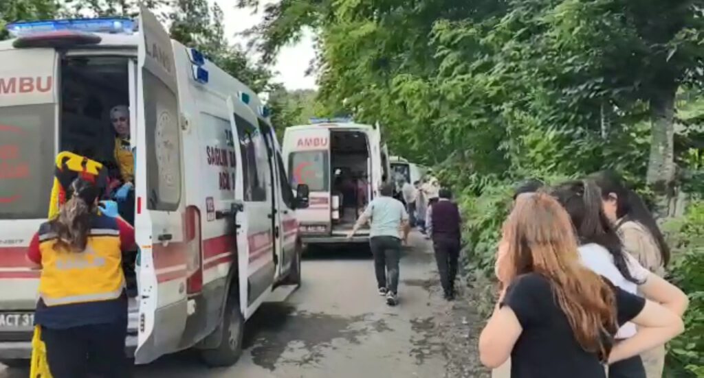 Dekanları taşıyan otobüs kaza yaptı: 1 dekan öldü, 19 yaralı